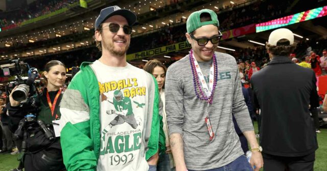 Pete Davidson zeigt einen Blick ohne Tinte mit Miles Teller im Super Bowl 2025

