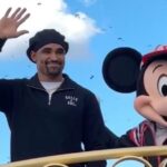 Super Bowl Jalen Hurts Champion, La Fiancée, feiert Eagles in Disney World