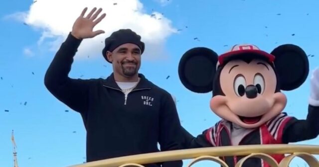 Super Bowl Jalen Hurts Champion, La Fiancée, feiert Eagles in Disney World

