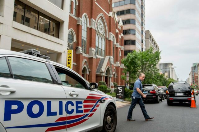 Schwarze Kirche in DC, die von den stolzen Jungen verwüstet wurde, erlangt die Kontrolle über das Markenzeichen der Gruppe

