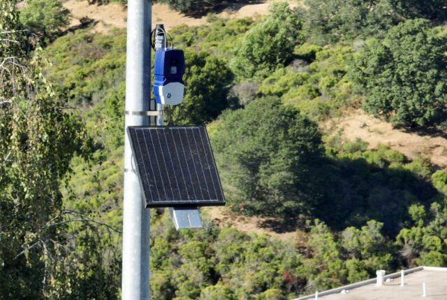 Gemeinnützige Organisation erweitert KI -Waldbrandsensoren in den Bergen von Santa Cruz

