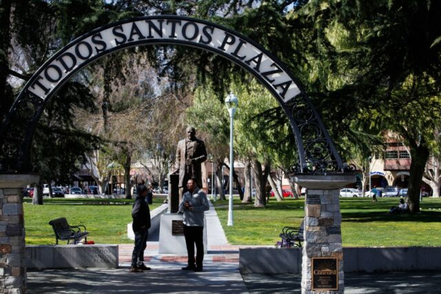 Müllsäcke und Sicherheitskräfte haben Concords historischem Todos Santos Plaza wiederbelebt. Das verantwortliche Programm wird jetzt pleite.

