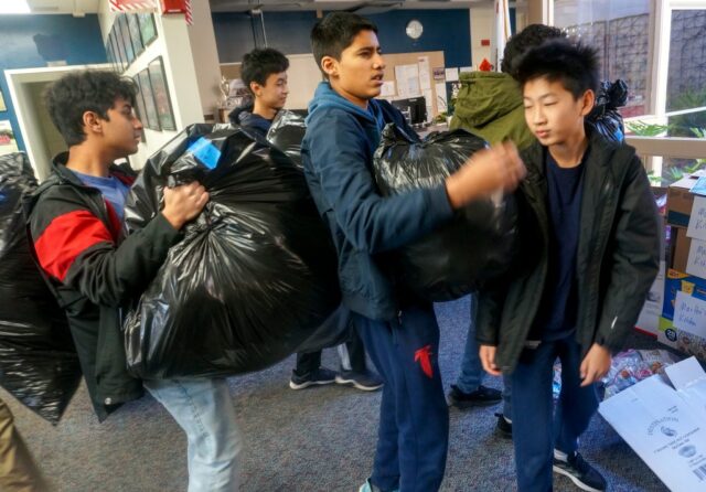 Schüler der South Bay High School stecken für LA Fire Relief ein

