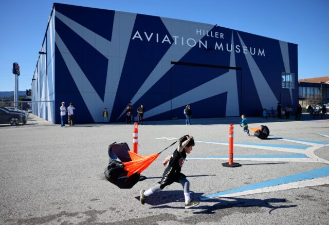 Fotos: Fußbälle fliegen im Hiller Aviation Museum vor dem großen Spiel

