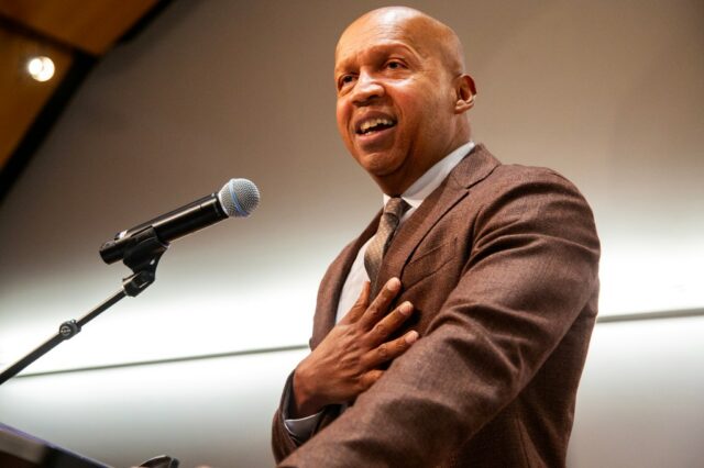 "Ich kann kein Verbrechen ins Gefängnis bringen": Justizreformer Bryan Stevenson predigt Hoffnung und eine Warnung in South Bay Rede

