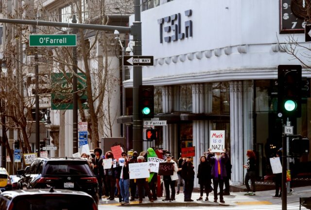 Die Anti-Musk-Proteste der Tesla-Besitzer rreifen sich durch die Bay Area

