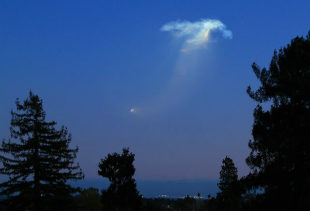 SpaceX Falcon 9 Raketenstart von Vandenberg Space Force Base sichtbar in Santa Cruz

