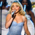 Sabrina Carpenter bringt die alte Schule mit schillernden Auftritt von Grammys und Internet Lächer.