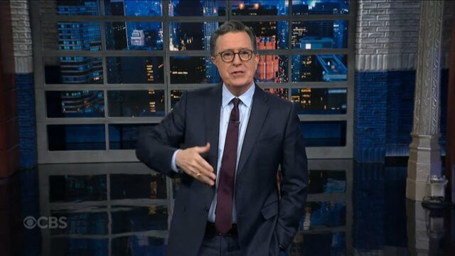 Stephen Colbert scherzt so schlechte Dinge: "Die leichteste Geschichte der Nachrichten ist ein Flugzeugabsturz" | Video

