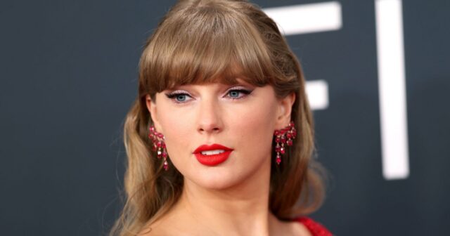 Taylor Swifts rotes Kleid hat die Grammys gestohlen - hier erfahren Sie, wie Sie den Look für weniger bekommen können

