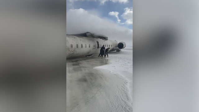 US Airliner fließt beim Absturz bei der Landung am Flughafen Toronto zurück.

