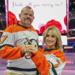 Die UFC Chuck Liddell -Ikone hat sich für seine Freundin nach dem Hockey -Themenvorschlag angemeldet