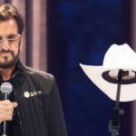 Schauen Sie sich Ringo Starr an, um sein Debüt bei Grand Ole Opry mit einem Sgt für Fans zu geben. Pfefferleistung