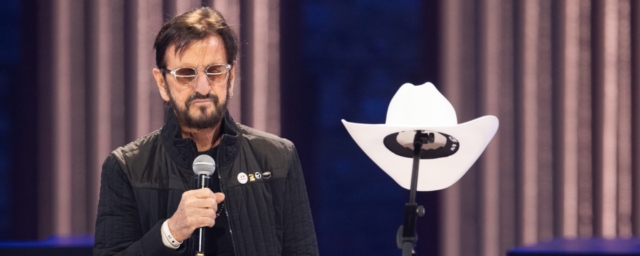 Schauen Sie sich Ringo Starr an, um sein Debüt bei Grand Ole Opry mit einem Sgt für Fans zu geben. Pfefferleistung

