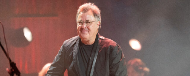 Vince Gill kündigt eine massive Sommertour an, um 50 Jahre Tour zu feiern

