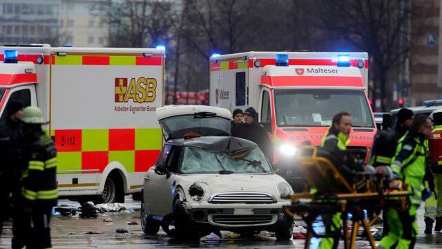 Autopflüge in Dutzende von Menschen in Deutschland, verhaftete Fahrer, Video zeigt Shows

