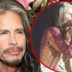 Steven Tyler singt auf der Grammys Watch Party, zusammen mit Stars on der Bühne