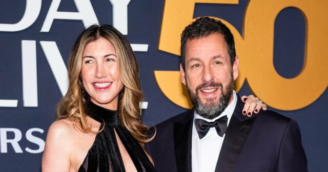 Adam Sandler sagt, dass das Tragen einer schwarzen Krawatte zu "SNL 50" ein "schreckliches Gefühl" war

