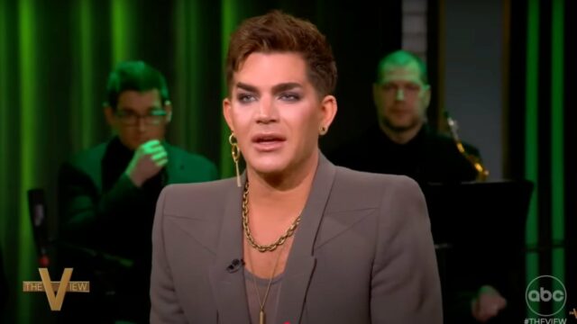 Adam Lambert erklärt, warum er Broadway -Pfeile herstellt, die sich über den jüdischen Witz von "Cabaret" lustig machen

