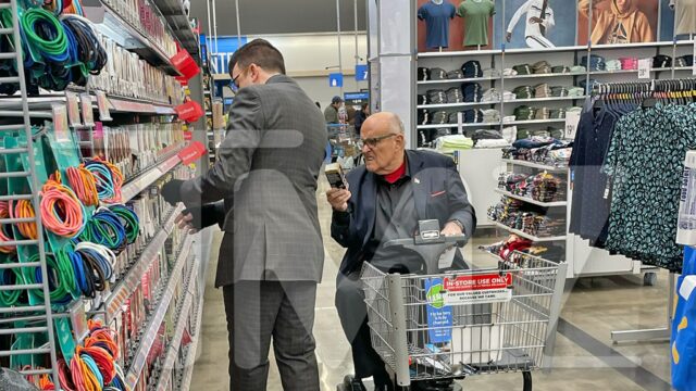 Rudy Giuliani Shops für Haarfärbemittel im New Jersey Walmart

