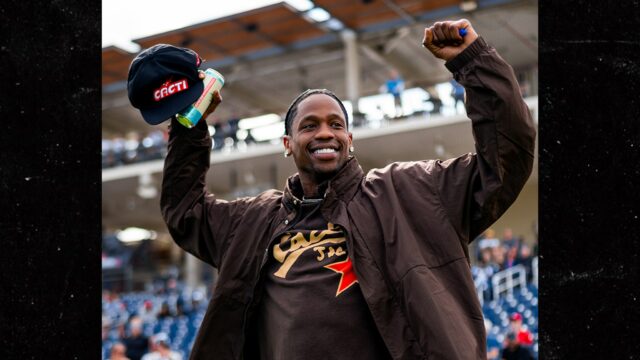 Travis Scott wirft den ersten Platz im Cacti Park zum Eröffnungstag des Frühlingstrainings in Astros Spring Training

