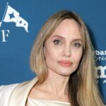 Angelina Jolie reißt sich auseinander, indem er sich an ihre Mutter Marcheline Bertrand erinnert