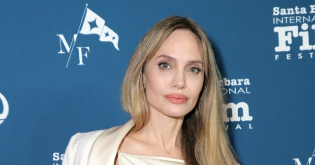 Angelina Jolie reißt sich auseinander, indem er sich an ihre Mutter Marcheline Bertrand erinnert

