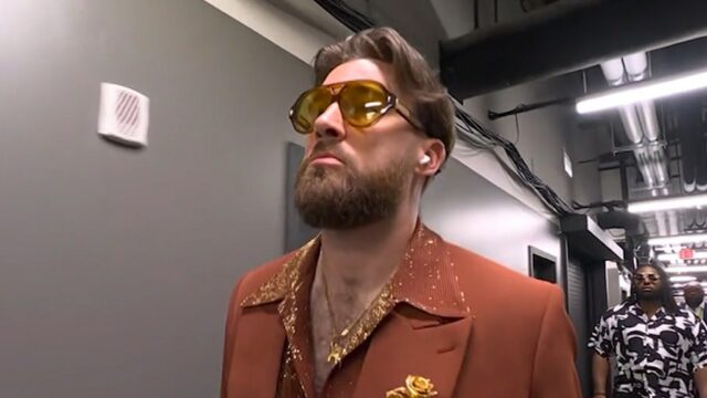 Travis Kelce kommt stil

