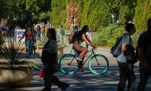 Weniger CA -Studenten vervollständigen FAFSA. Einige beschuldigen Trumps Deportationsplan

