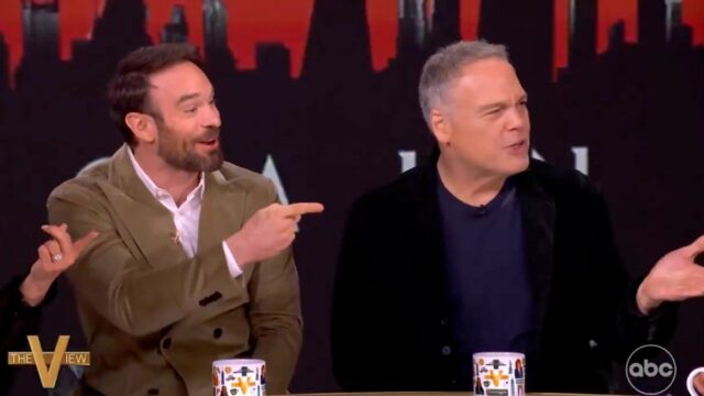 Charlie Cox ist erstaunt, einen Cosplayer zu erkennen, den er vor 2 Jahren in der Öffentlichkeit "The View" | Video

