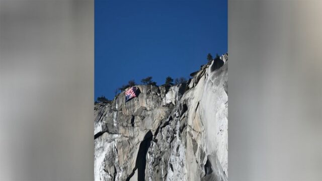 Warum es im Yosemite National Park eine verkehrte amerikanische Flagge gibt, die hängt

