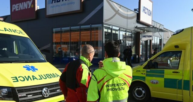 2 Frauen, die bei tschechischem Mall-Mall-Messerangriff getötet wurden, verhaftete der 16-jährige Verdächtige

