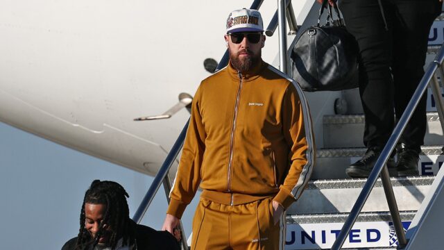 Travis Kelce landet in New Orleans für Super Bowl, Outfit eine Hommage an Taylor Swift?

