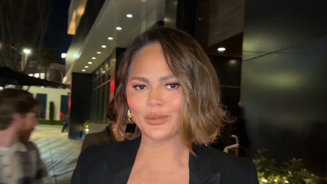 Chrissy Teigen schlägt die Reaktion des Weißen Hauses auf Selena Gomez 'tränenreiche Abschiebungsvid

