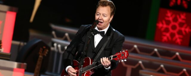 Brian Setzer zeigt, dass er wegen eines ernsthaften Gesundheitsproblems nicht mehr Gitarre spielen kann: "Ich habe den Eindruck, ein Paar Handschuhe zu tragen."

