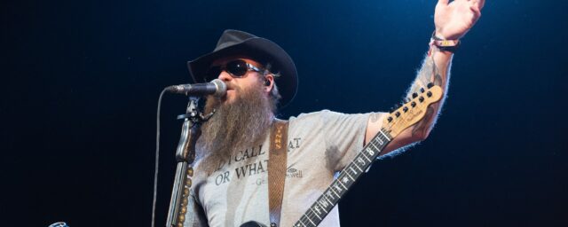 Cody Jinks nimmt ein Country -Back -Cover des klassischen AC / DC "Es ist ein langer Weg nach oben (wenn Sie Rock'n'Roll wollen)"

