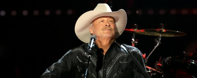 Der Star von 'Yellowstone' und ihre glückliche Dame, die zum Konzert von Alan Jackson tanzen, ist, wie wahre Liebe aussieht

