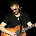 Schauen Sie sich die Eric Church an, um die überwältigende Interpolation von "The Devil ist nach Georgia gekommen" - inspiriert von der Tragödie der Bündchenschule