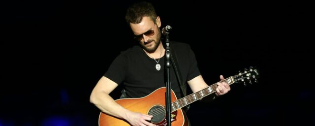 Schauen Sie sich die Eric Church an, um die überwältigende Interpolation von "The Devil ist nach Georgia gekommen" - inspiriert von der Tragödie der Bündchenschule

