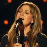 Kelly Clarkson nutzt Nostalgie aus den 90ern mit einer Killerberichterstattung über die Harvey Danger "Fahnenmast Sitta" aus