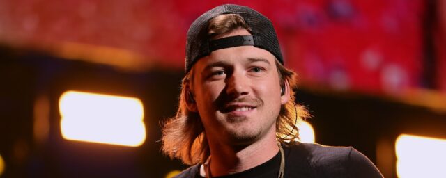 Morgan Wallen zeigt den Fans eine neue Seite von sich mit einer Solo -Klavierversion von "Love Sombody".

