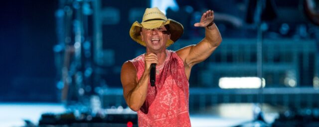 Kenny Chesney begann in seinem ersten Buch "Heart Life Music" die "Magie" seiner Reise zum Superstar in seinem ersten Buch "Heart Life Music" zu teilen.

