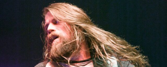 Das Lamm Gottes Mark Morton setzt sich mit Sänger Country Cody Cody Jinks für "Bruder" seines neuen Soloalbums "Without the Pain" zusammen.

