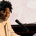 Jon Batiste startet einen Gewinner eines Grammy mit einer unvergesslichen Nationalhymne