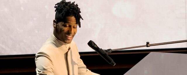 Jon Batiste startet einen Gewinner eines Grammy mit einer unvergesslichen Nationalhymne

