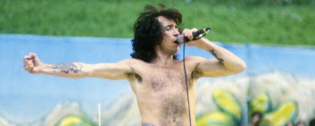 An diesem Tag im Jahr 1980 starb der Sänger von AC / DC Bon Scott nach einer Partynacht in London

