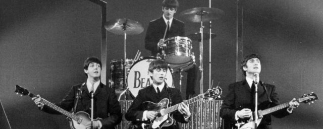 An diesem Tag im Jahr 1964 verließ eine Expedition von mehr als 1.000 Pfund Beatles -Perücken das Vereinigte Königreich für die Vereinigten Staaten

