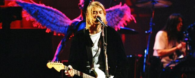 Beobachten Sie, wie Nirvana während ihrer Anfänge "Saturday Night Live" 1992 "Smoks Like Teen Spirit" spielen.

