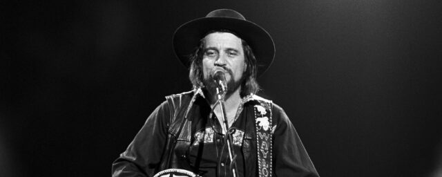 Erinnern Sie sich an die Legende des Landes von Waylon Jennings mit vier seiner größten Erfolge

