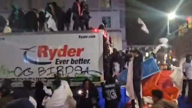 Eagles -Fans werden in Philadelphia wild, während sie den Super Bowl -Sieg feiern

